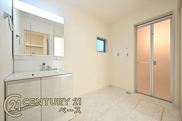 ■現地撮影写真■清潔感のある広々とした洗面スペースです!