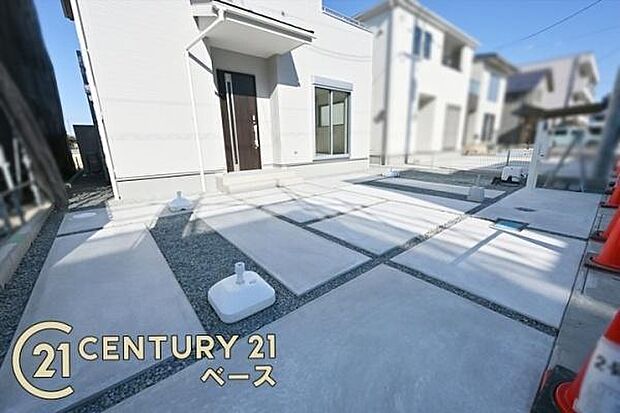 ■現地撮影写真■ 並列2台駐車が可能なカーポートが設置されています。