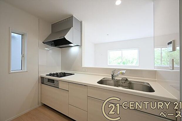 ■家族とのコミュニケーションがとりやすい人気のカウンターキッチン!■