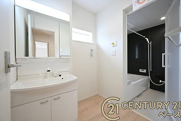 ■三面鏡タイプのミラーキャビネット!収納スペースも豊富です!■