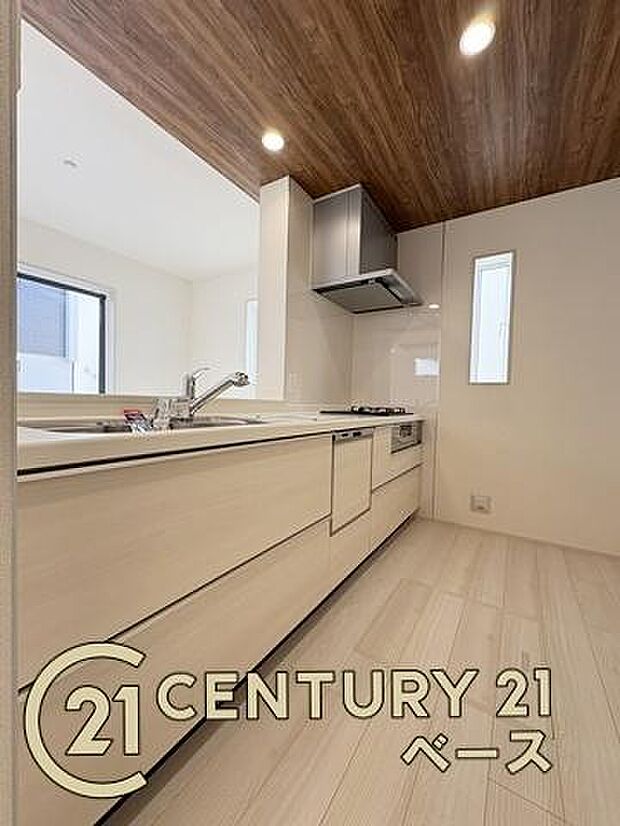 ■現地撮影写真■収納力と使いやすさを追求したシステムキッチンです!食洗機付きで毎日の洗い物も楽々!