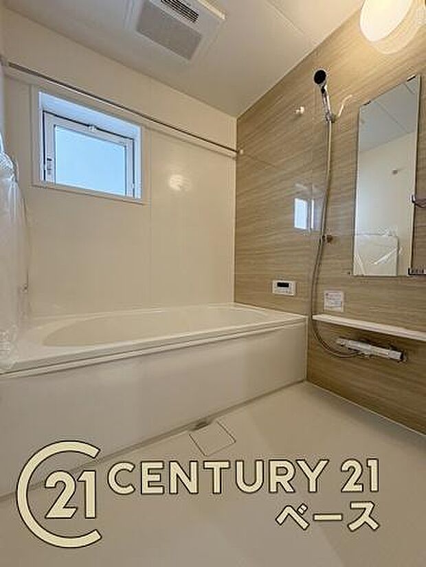 ■現地撮影写真■ゆったりしたサイズの浴室!足を伸ばしての入浴は疲れも癒してくれます!