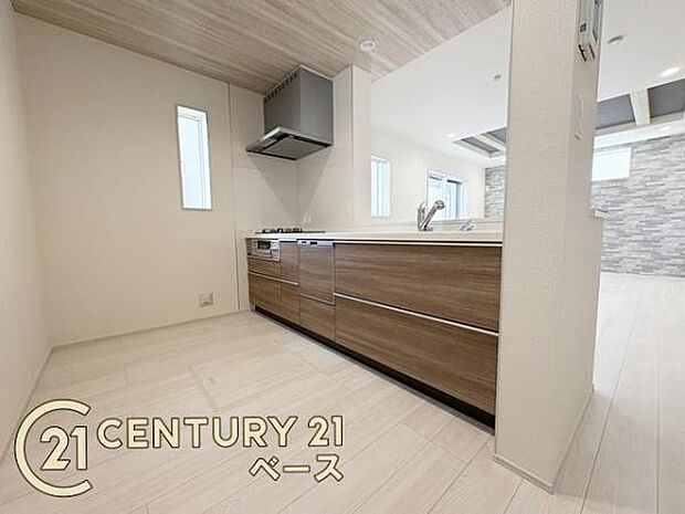 ■現地撮影写真■収納力と使いやすさを追求したシステムキッチンです!食洗機付きで毎日の洗い物も楽々!