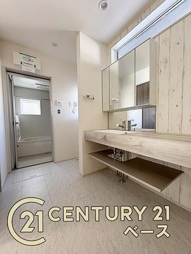 ■現地撮影写真■三面鏡タイプのミラーキャビネット!収納スペースも豊富です!