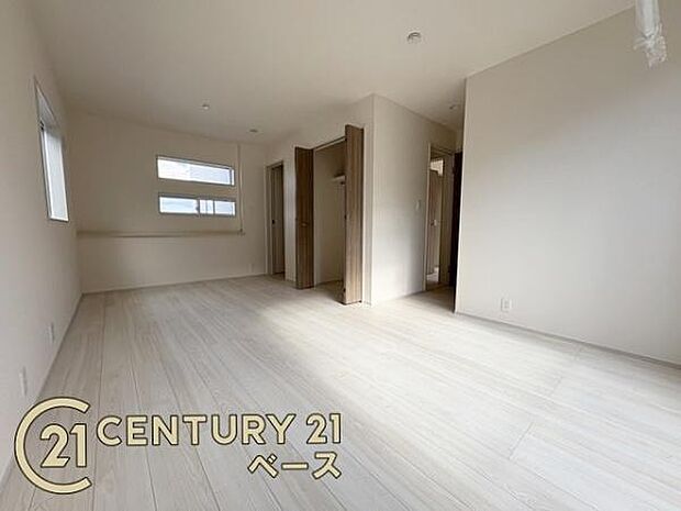 ■現地撮影写真■冬物のコートや季節のものなどたくさんしまえる広さ!