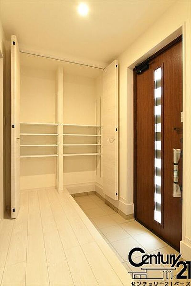 ■玄関には大容量収納スペースを完備!■