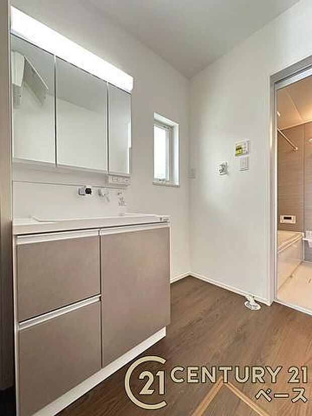 ■三面鏡タイプのミラーキャビネット!収納スペースも豊富です!