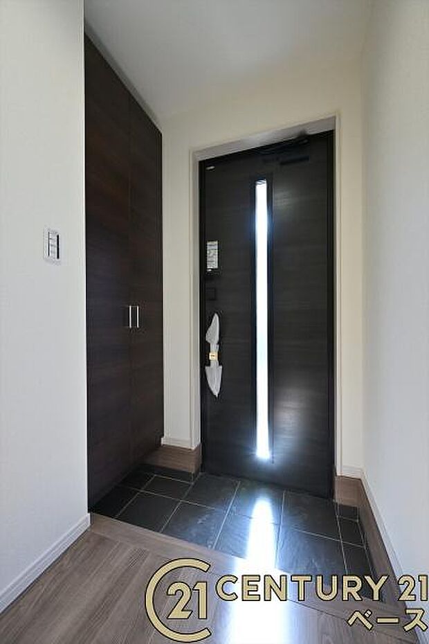 ■現地撮影写真■すっきりとした明るい玄関が家族やお客様を迎えてくれます!