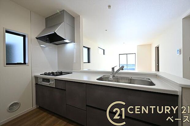 ■現地撮影写真■収納力と使いやすさを追求したシステムキッチンです!