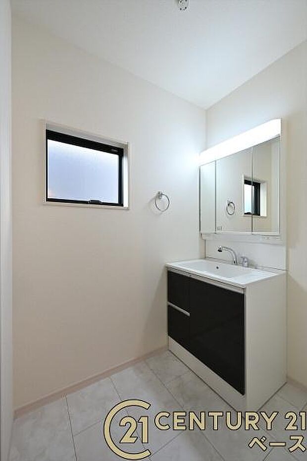 ■現地撮影写真■三面鏡タイプのミラーキャビネット!収納スペースも豊富です!