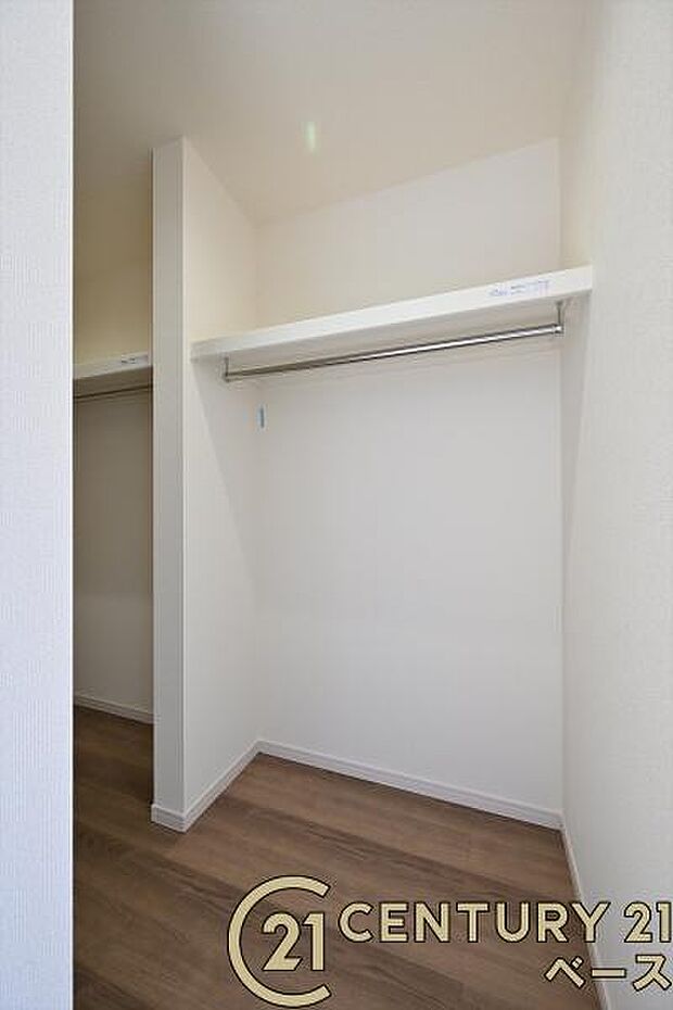 ■現地撮影写真■冬物のコートや季節のものなどたくさんしまえる広さ!