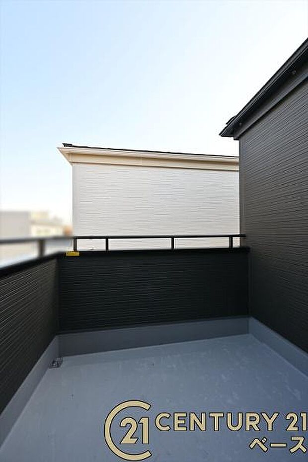 ■現地撮影写真■日当たりのよい広々バルコニー!お布団干しもラクに行えます!