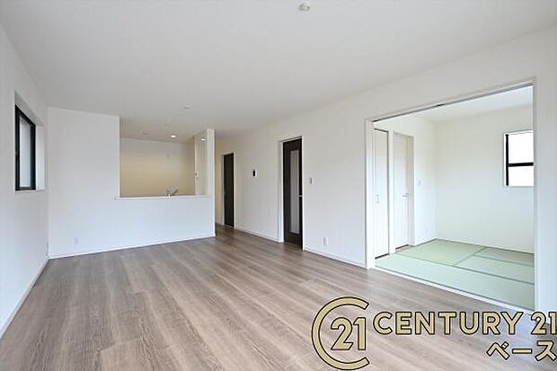 ■現地撮影写真■ご家族でくつろいでいただける広々したLDKは約18帖!