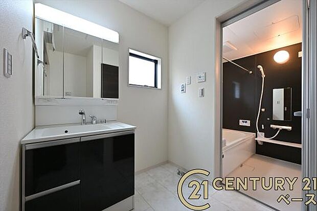 ■三面鏡タイプのミラーキャビネット!収納スペースも豊富です!■