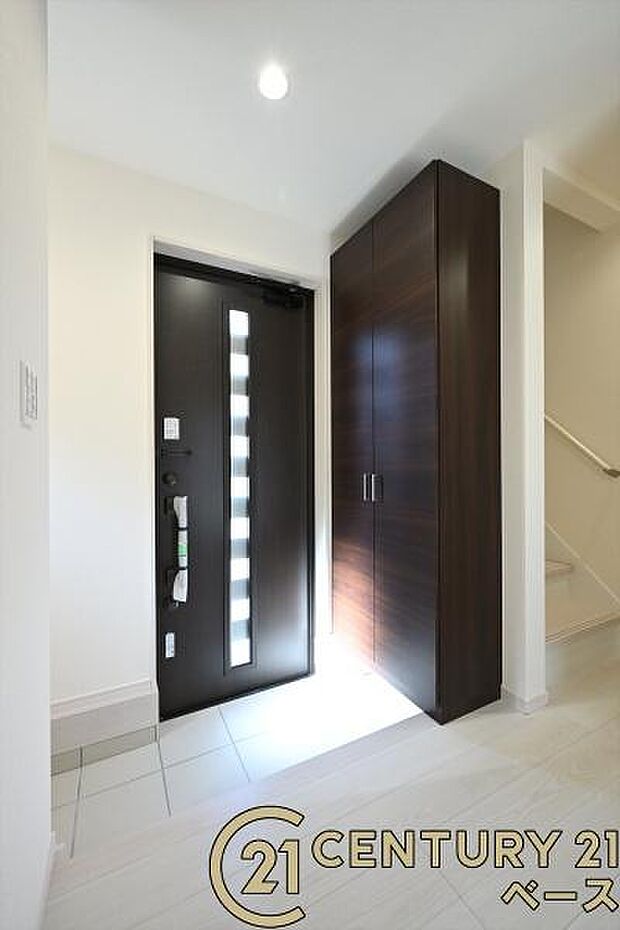 ■現地撮影写真■すっきりとした明るい玄関が家族やお客様を迎えてくれます!