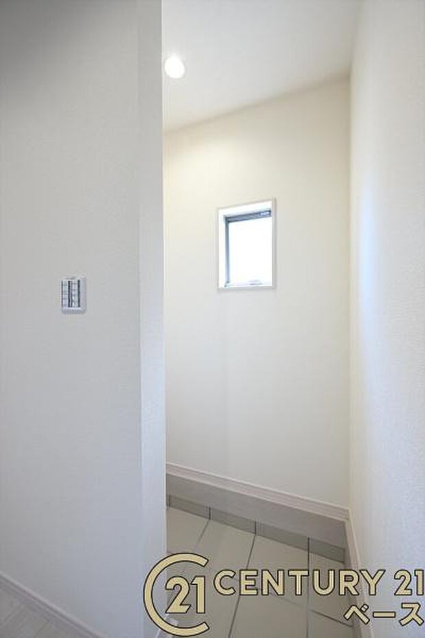 ■現地撮影写真■玄関には広々土間収納があります!履物の他にも傘立てやベビーカーも仕舞えます!