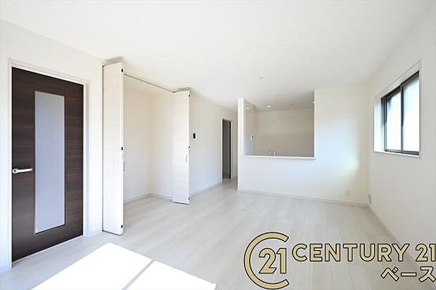 ■現地撮影写真■窓ガラスは紫外線76%カットで安心のLOW-Eペアガラスを採用!結露防止にも効果的です!