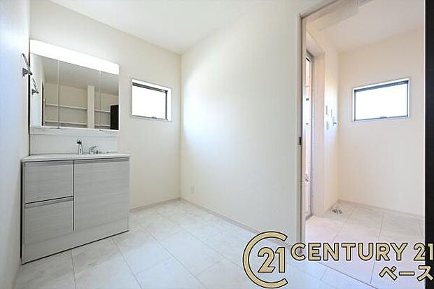 ■現地撮影写真■三面鏡タイプのミラーキャビネット!収納スペースも豊富です!