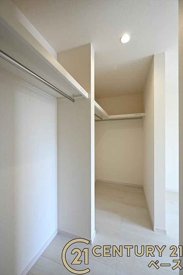 ■現地撮影写真■冬物のコートや季節のものなどたくさんしまえる広さ!