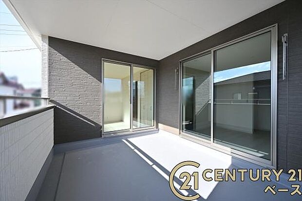 ■現地撮影写真■日当たりのよいバルコニー!洗濯物もよく乾きます!