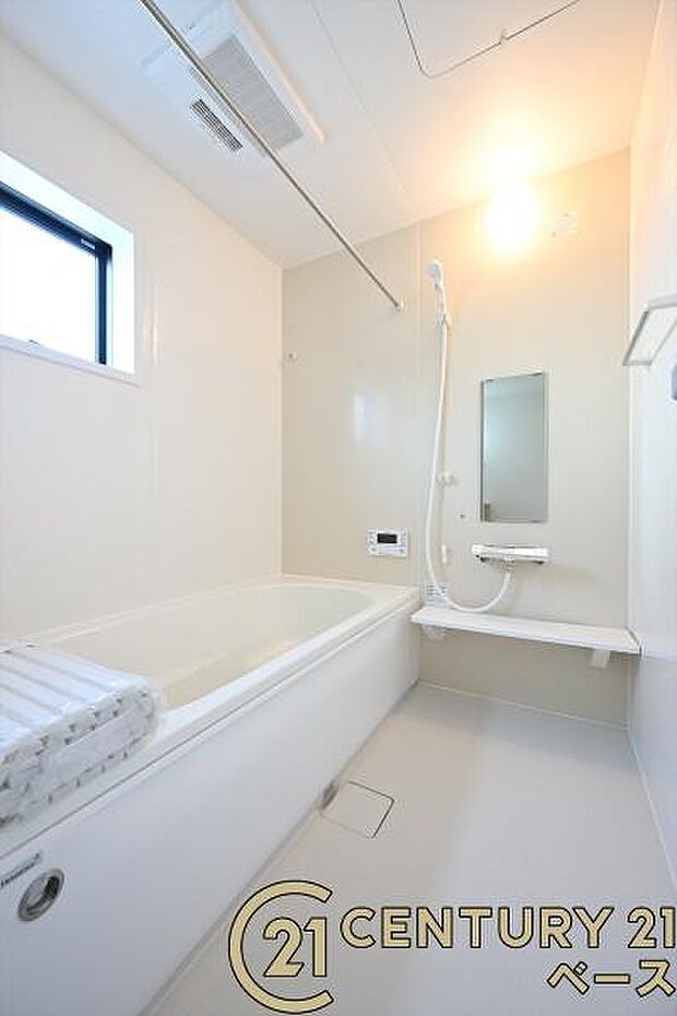 ■現地撮影写真■ゆったりしたサイズの浴室!足を伸ばしての入浴は疲れも癒してくれます!