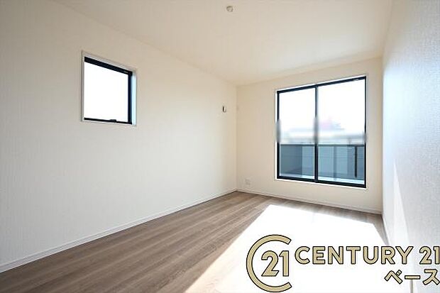 ■現地撮影写真■バルコニーに面した開放感のあるお部屋です!