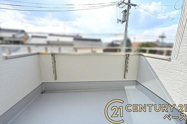 ■現地撮影写真■日当たりのよいバルコニー!洗濯物もよく乾きます!