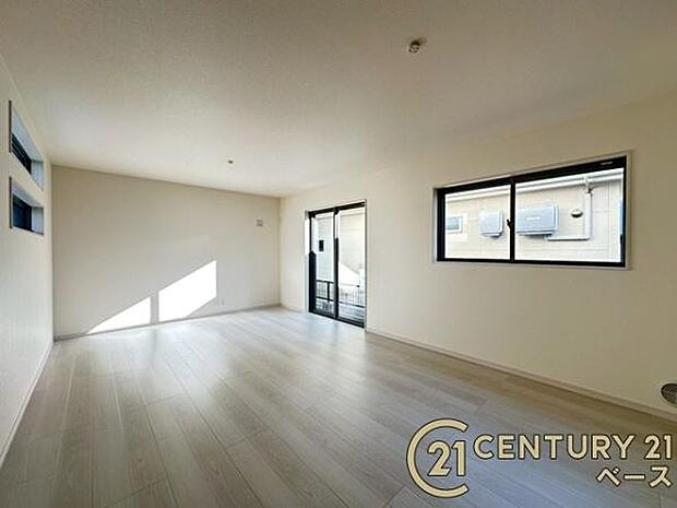 ■現地撮影写真■南向きの大きな窓から柔らかい光が射し込みます。