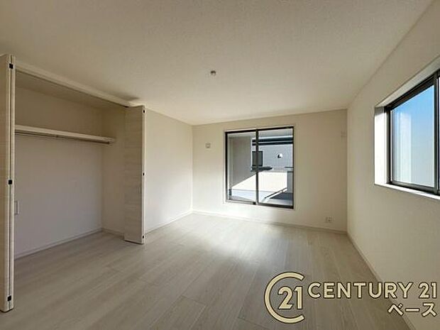 ■現地撮影写真■開放感のある広々した主寝室!他に洋室が2部屋ございます!