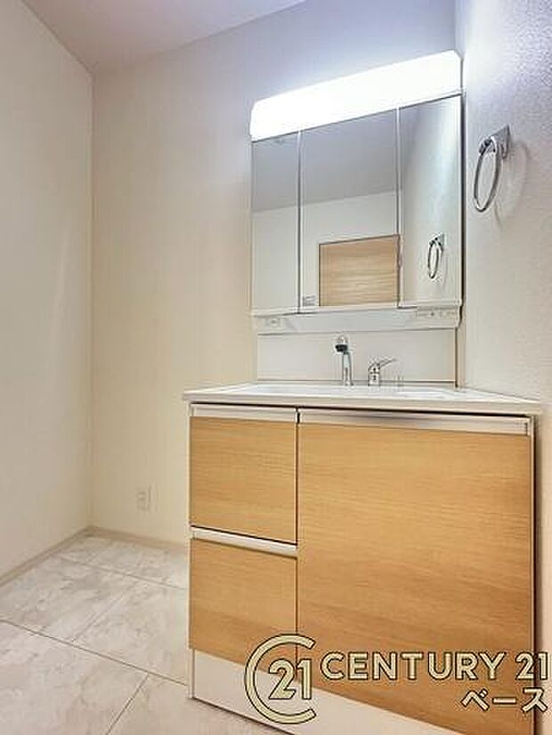 ■現地撮影写真■三面鏡タイプのミラーキャビネット!収納スペースも豊富です!
