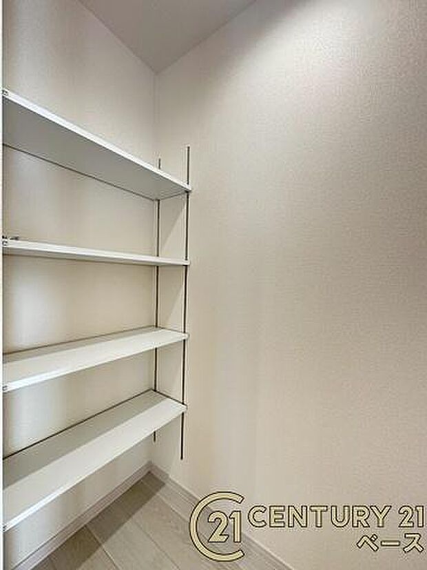 ■現地撮影写真■キッチン横のパントリー収納完備!