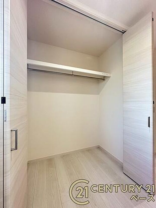 ■現地撮影写真■あると嬉しい便利な廊下収納を完備!