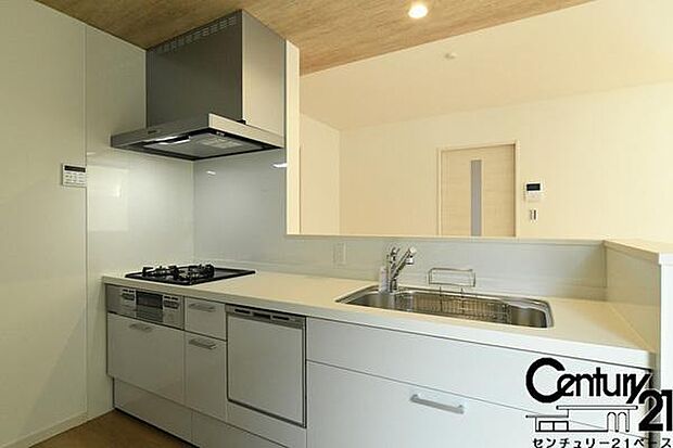 ■家族とのコミュニケーションがとりやすい人気のカウンターキッチン!■