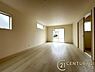 リビング/ダイニング：■現地撮影写真■窓ガラスは紫外線76％カットで安心のＬＯＷ－Ｅペアガラスを採用！結露防止にも効果的です！