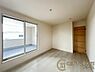 寝室：■現地撮影写真■開放感のある広々した主寝室！他に洋室が2部屋ございます！