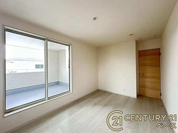 ■現地撮影写真■開放感のある広々した主寝室!他に洋室が2部屋ございます!