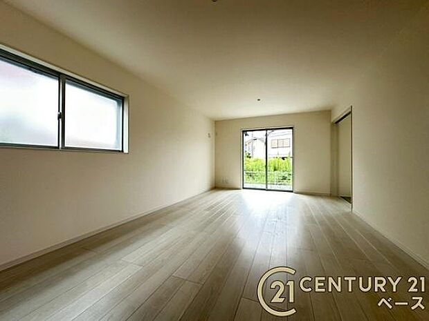 ■現地撮影写真■窓ガラスは紫外線76%カットで安心のLOW-Eペアガラスを採用!結露防止にも効果的です!