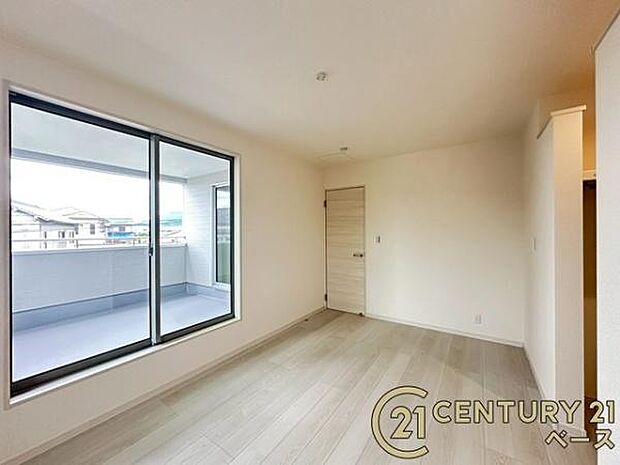 ■現地撮影写真■開放感のある広々した主寝室!他に洋室が2部屋ございます!