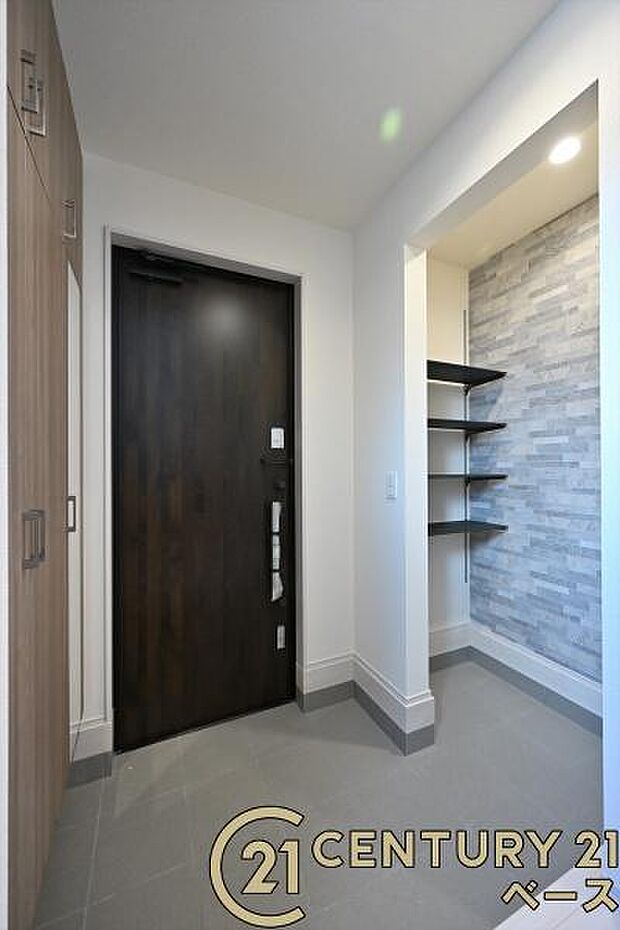 ■現地撮影写真■すっきりとした明るい玄関が家族やお客様を迎えてくれます!