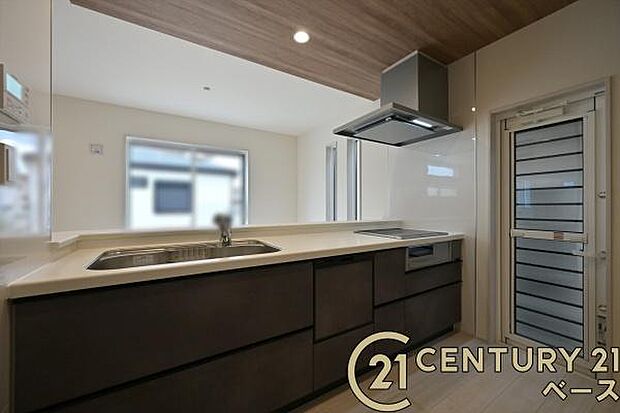 ■家族とのコミュニケーションがとりやすい人気のカウンターキッチン!