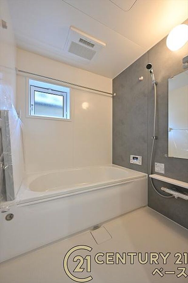 ■現地撮影写真■ゆったりしたサイズの浴室!足を伸ばしての入浴は疲れも癒してくれます!