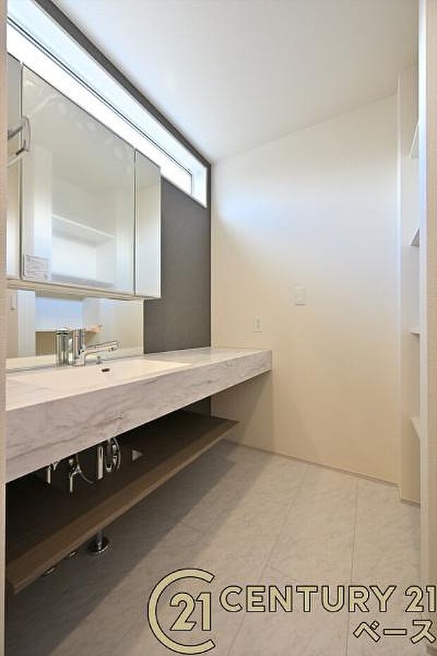 ■現地撮影写真■三面鏡タイプのミラーキャビネット!収納スペースも豊富です!