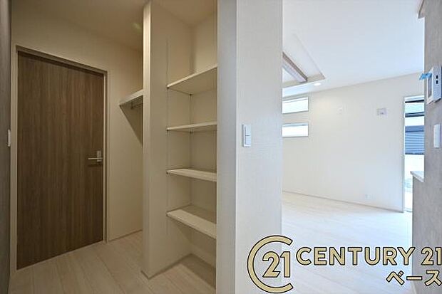 ■現地撮影写真■こちらは洗面所横の収納スペースとなっております!