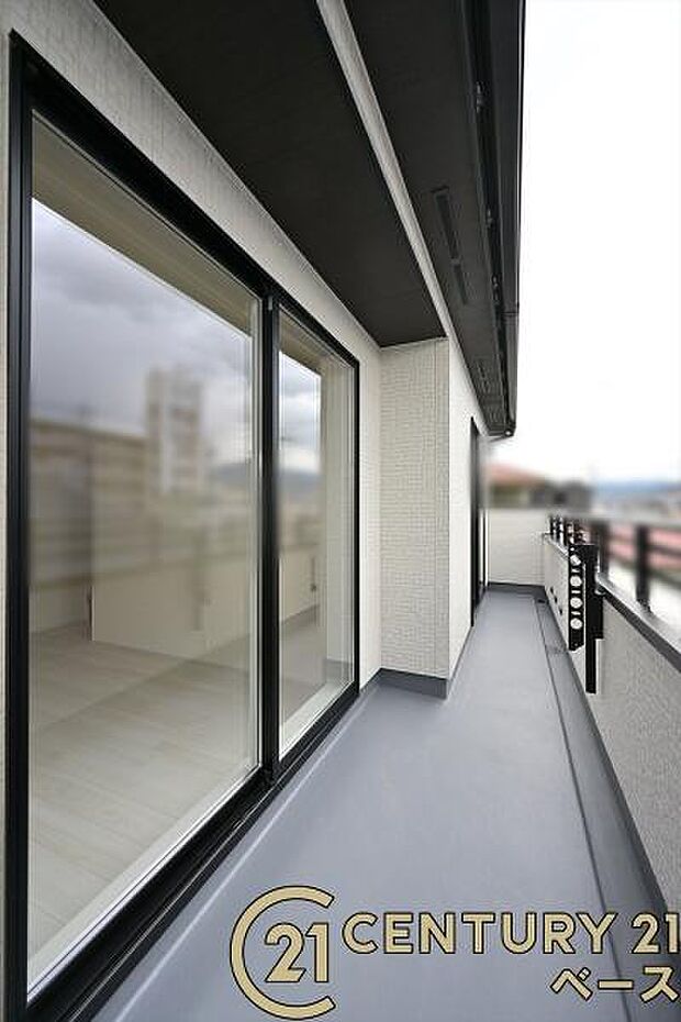 ■現地撮影写真■日当たりのよい広々バルコニー!お布団干しもラクに行えます!