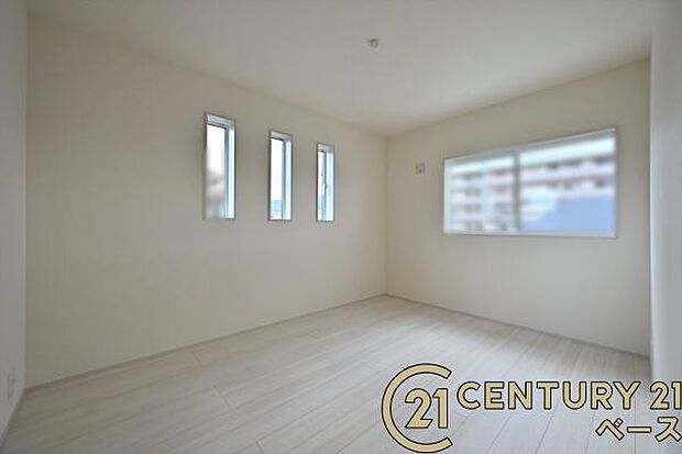 ■現地撮影写真■明るい雰囲気の洋室です!