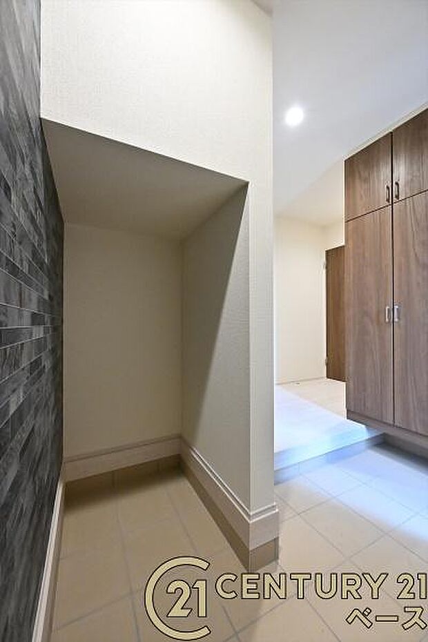 ■現地撮影写真■玄関には広々土間収納があります!履物の他にも傘立てやベビーカーも仕舞えます!