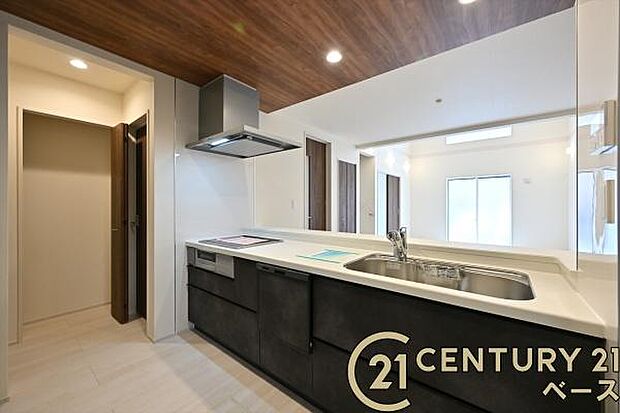 ■現地撮影写真■家族とのコミュニケーションがとりやすい人気のカウンターキッチン!