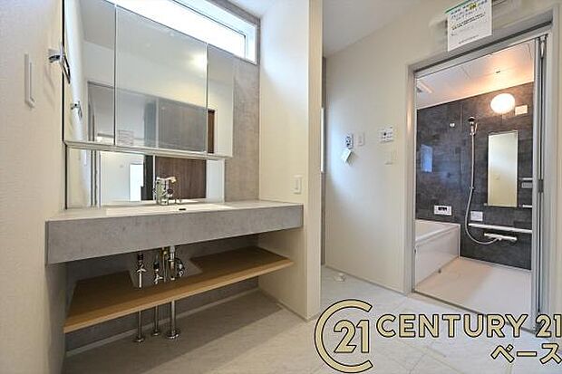 ■現地撮影写真■三面鏡タイプのミラーキャビネット!収納スペースも豊富です!