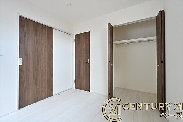 ■現地撮影写真■冬物のコートや季節のものなどたくさんしまえる広さ!