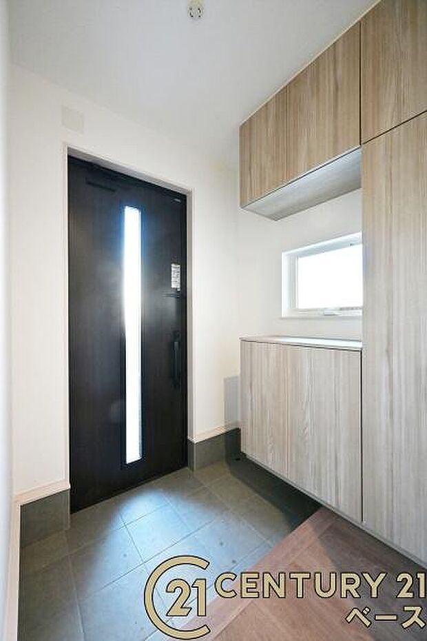 ■現地撮影写真■すっきりとした明るい玄関が家族やお客様を迎えてくれます!